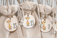 Adventskalender Holz Giraffe 36×24cm | personalisiert | bedruckte Canvas-Beutel