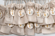 Adventskalender Holz Giraffe 36×24cm | personalisiert | bedruckte Canvas-Beutel
