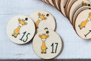 Adventskalender Holz Giraffe 36×24cm | personalisiert | bedruckte Canvas-Beutel