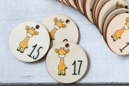 Calendario dell’Avvento in legno giraffa personalizzato con nome | 36×24cm | Selezione set (tavola, numeri stampati, set completi)