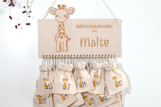 Adventskalender Holz Giraffe 36×24cm | personalisiert | bedruckte Canvas-Beutel