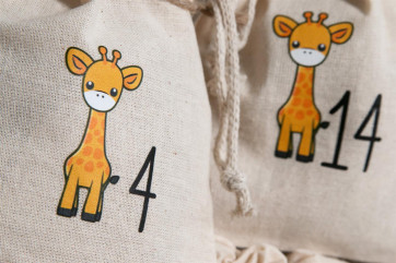 Adventskalender Holz Giraffe 36×24cm | personalisiert | bedruckte Canvas-Beutel