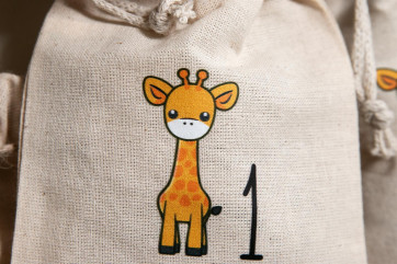 Adventskalender Holz Giraffe 36×24cm | personalisiert | bedruckte Canvas-Beutel