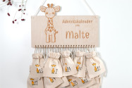 Adventskalender Holz Giraffe 36×24cm | personalisiert | bedruckte Canvas-Beutel