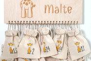 Adventskalender Holz Giraffe 36×24cm | personalisiert | bedruckte Canvas-Beutel
