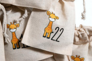 Adventskalender Holz Giraffe 36×24cm | personalisiert | bedruckte Canvas-Beutel