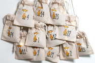 Adventskalender Holz Giraffe 36×24cm | personalisiert | bedruckte Canvas-Beutel