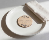 Tarjetas de sitio boda madera Ø6cm | personalizadas | diseño Rama de flores – estilo line art