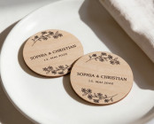 Tarjetas de sitio boda madera Ø6cm | personalizadas | diseño Rama de flores – estilo line art