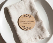 Tarjetas de sitio boda madera Ø6cm | personalizadas | diseño Rama de flores – estilo line art