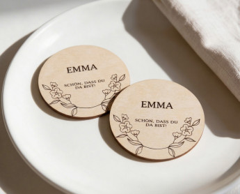 Houten plaatskaart bruiloft Ø6cm | gepersonaliseerd | Bloemenkrans – line art