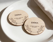 Houten plaatskaart bruiloft Ø6cm | gepersonaliseerd | Bloemenkrans – line art