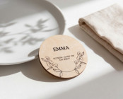 Houten plaatskaart bruiloft Ø6cm | gepersonaliseerd | Bloemenkrans – line art