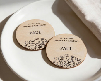 Houten plaatskaart bruiloft Ø6cm | gepersonaliseerd | Wilde bloemen – line art