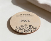 Houten plaatskaart bruiloft Ø6cm | gepersonaliseerd | Wilde bloemen – line art