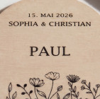 Houten plaatskaart bruiloft Ø6cm | gepersonaliseerd | Wilde bloemen – line art