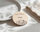 Houten plaatskaart bruiloft Ø6cm | gepersonaliseerd | Wilde bloemen – line art