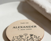 Platzkarten Taufe Holz Ø6cm | personalisiert | Wildblumen – Line Art